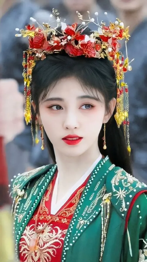 Gái đẹp trong y phục đỏ thẫm thêu hoa văn tinh xảo đang khẽ nghiêng người cầm quạt giấy, mái tóc búi cao cài trâm ngọc giữa cung điện cổ.