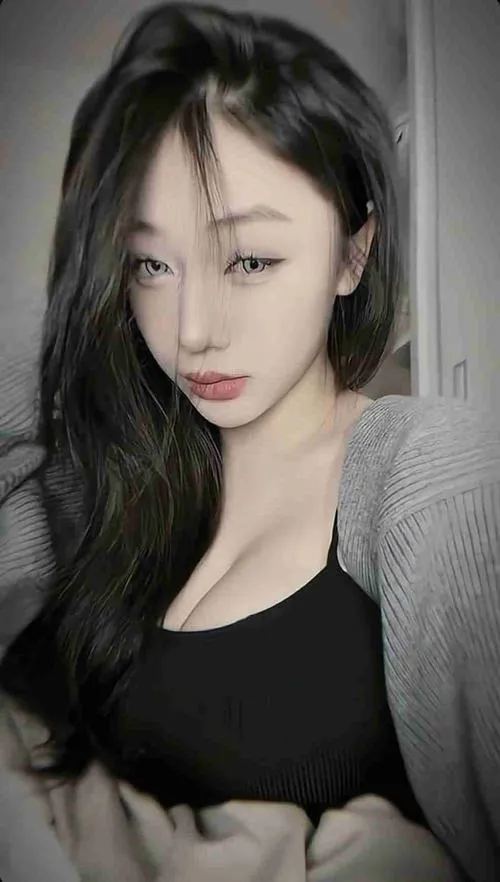 Hot girl ảnh nghệ thuật tóc đen mặc áo đen basic nhìn thẳng camera bằng ánh mắt sâu lạnh lùng đầy cá tính.