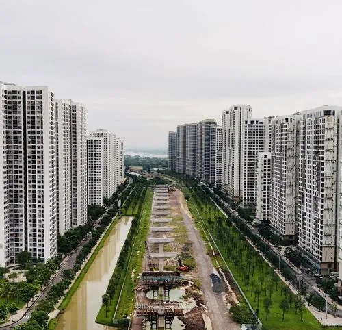 Ảnh khu dân cư chụp dãy chung cư cao tầng song song, lối đi giữa hai hàng nhà rộng và sạch, ánh sáng ban ngày làm nổi bật sự ngăn nắp của ảnh chụp thực tế dự án Vinhomes Grand Park