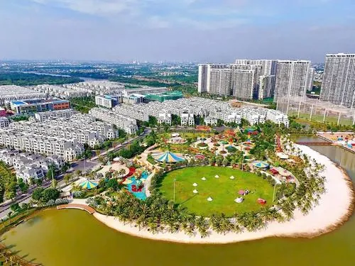 Ảnh công viên góc cao ban ngày với vòng tròn xanh ở giữa, xung quanh là đường đi bộ và hàng cây, tổng thể hài hòa mang vibe hình ảnh khu đô thị xanh Thủ Đức