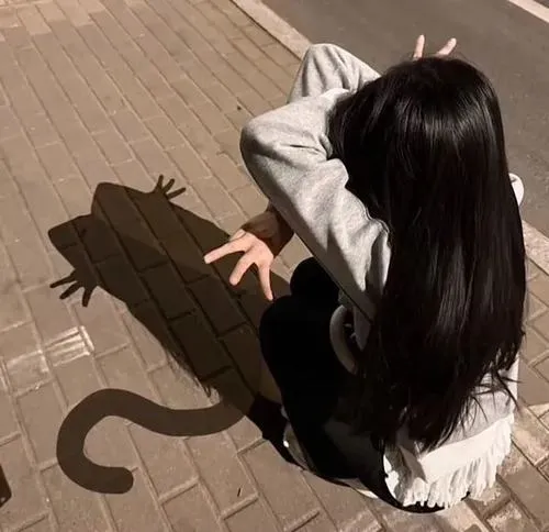 Cô nàng ngồi cafe góc khuất cầm ly latte nóng hổi che miệng, tóc nâu highlight nhẹ buông vai áo sơ mi oversize, ánh nắng chiều len qua cửa kính tạo cảm giác thư thái.