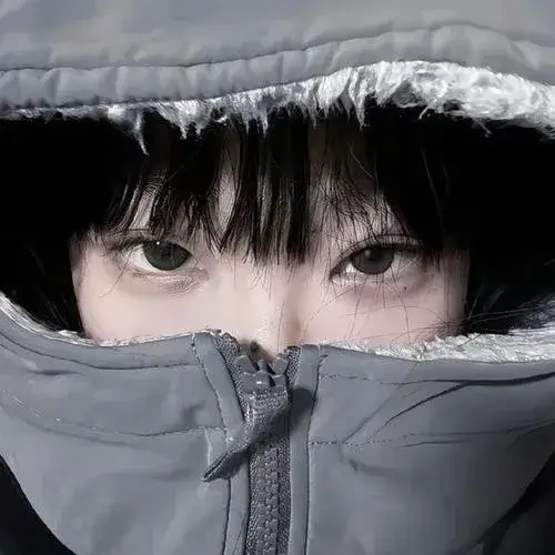 Mỹ nhân che diện ngồi trên xe bus cầm vé che miệng, tóc dài thẳng đen óng ả, áo khoác trench coat be nhẹ khoe cổ thon.