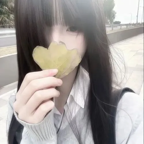 Thiếu nữ giấu mặt đứng trước quầy sách cũ cầm cuốn tiểu thuyết che nửa gương mặt, mái tóc xoăn nhẹ rơi xuống cổ áo cardigan len mỏng, không khí vintage ấm áp.