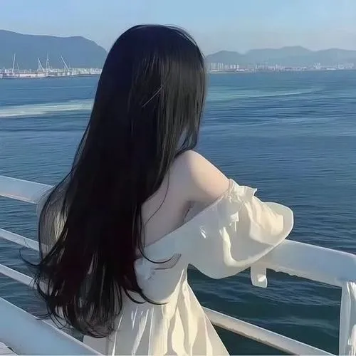 Người đẹp cầm bó cúc trắng che miệng nghiêng người trong vườn nhỏ, váy midi hoa nhí bay nhẹ, nắng vàng dịu chiếu lên làn da sáng mịn.