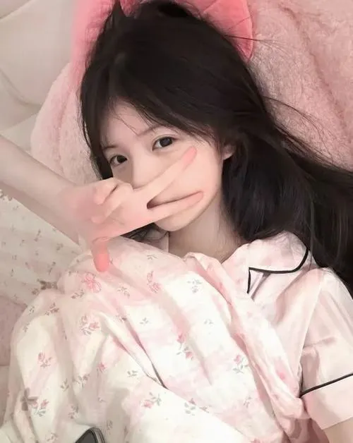 Mỹ nhân che mặt bằng máy tính bảng mỏng trong phòng làm việc sáng sủa, tóc búi cao gọn gàng, áo blouse trắng tinh khôi toát lên vẻ chuyên nghiệp.