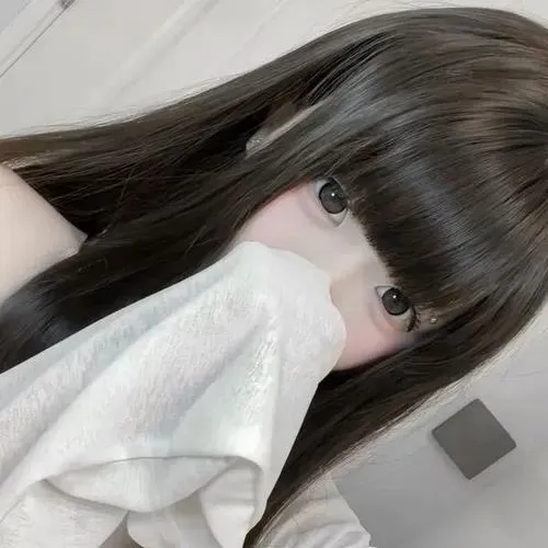 Gái đẹp ẩn mặt đứng cạnh cửa sổ mưa cầm ô giấy che miệng, tóc dài ướt nhẹ dính vào má, áo hoodie xám rộng thùng thình.