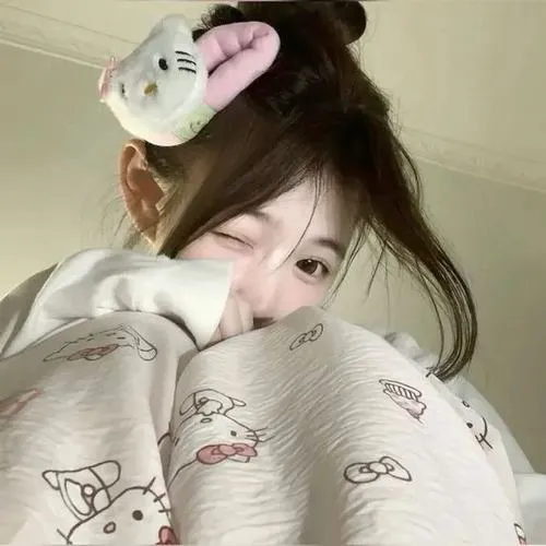 Thiếu nữ giấu mặt nằm trên thảm cỏ xanh dùng sách mở che mặt, váy voan trắng bay trong gió, nắng chiều vàng óng ả.