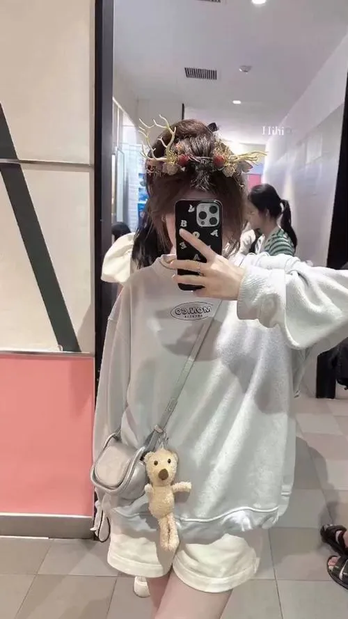 Cô gái mặc váy dài voan trắng tóc dài buông mặc đôi giày cao gót cầm điện thoại che mặt ngoài trời.