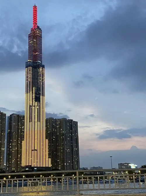 Khung hình lấy nét vào phần đỉnh nhọn của tháp, nền trời phía sau trong xanh làm nổi rõ hình khối kiến trúc