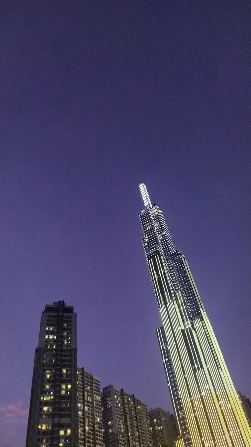 Cảnh nhìn từ tầng cao của tòa nhà khác, Landmark 81 nằm ngang tầm mắt tạo cảm giác gần gũi hơn