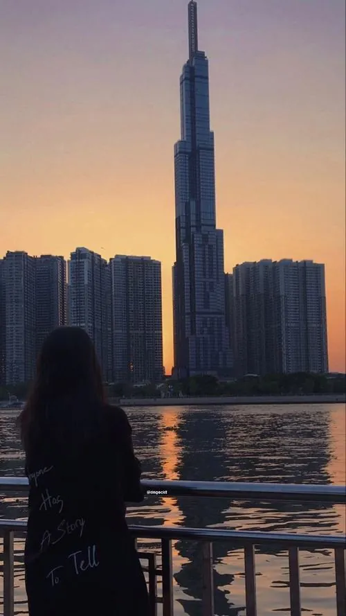 Một góc tối giản chỉ lấy phần thân giữa của tháp, loại bỏ nền xung quanh để nhấn mạnh đường nét kiến trúc