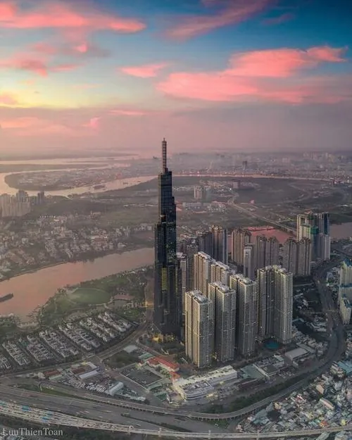 Khoảnh khắc trời chuyển mưa, ánh sáng thay đổi nhanh khiến màu kính chuyển từ xanh sang xám rất rõ