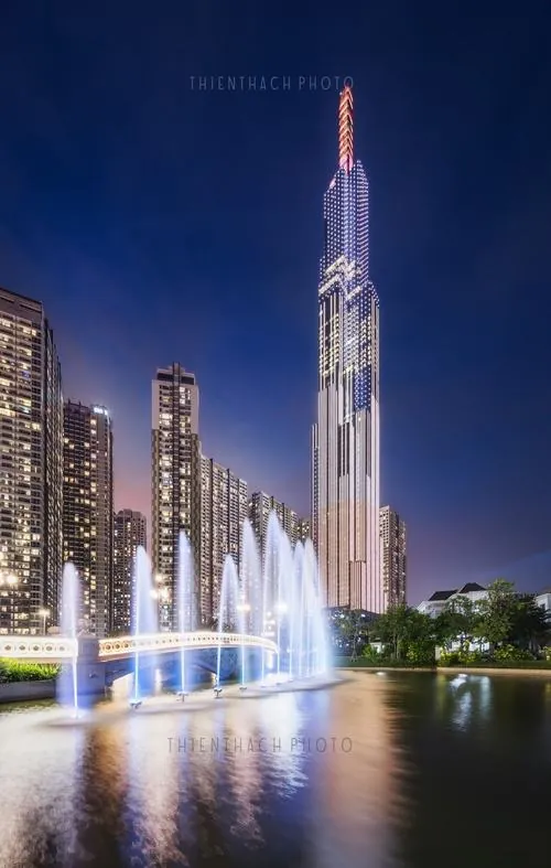 Góc chụp phản chiếu Landmark 81 qua mặt nước nhỏ, tạo cảm giác nhân đôi chủ thể trong khung hình