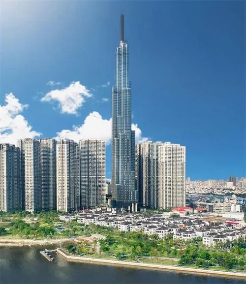 Ảnh chụp lúc trời nhiều gió, mây di chuyển nhanh phía sau làm nền cho tòa tháp đứng yên vững chắc