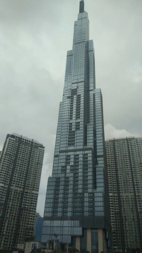Một góc nhìn từ dưới tán mái che, Landmark 81 xuất hiện ở khoảng trống trung tâm tạo bố cục khung tự nhiên