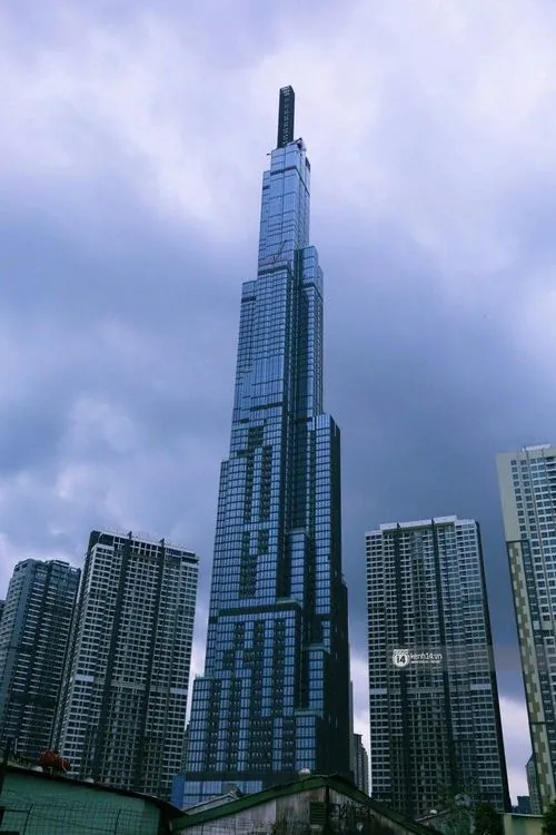 Ảnh chụp xuyên qua lớp kính màu, Landmark 81 hiện lên với tông sắc khác lạ so với thực tế