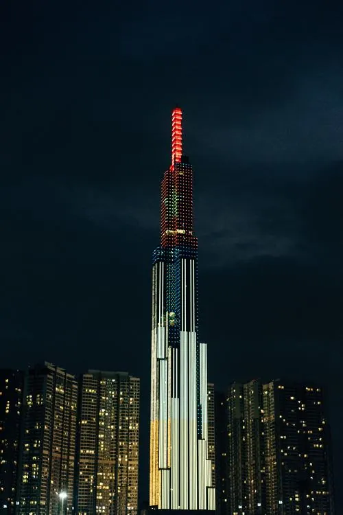 Một góc nhìn từ flycam lướt ngang thân tháp khi trời vừa tạnh mưa, mặt kính còn đọng nước tạo hiệu ứng ánh sáng lạ mắt trên toàn bộ công trình