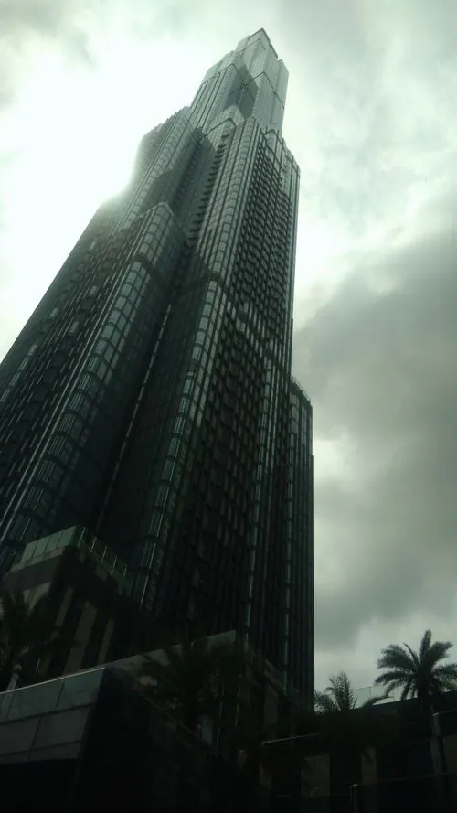 Khoảnh khắc buổi sáng sớm khi sương nhẹ còn phủ quanh đỉnh, tòa tháp như tách khỏi nền trời, mang lại cảm giác nhẹ và thoáng