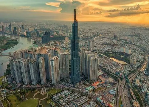 Người chụp đứng từ ban công xa, bắt trọn Landmark 81 phía chân trời với ánh nắng đầu ngày chiếu nghiêng tạo đường sáng dài