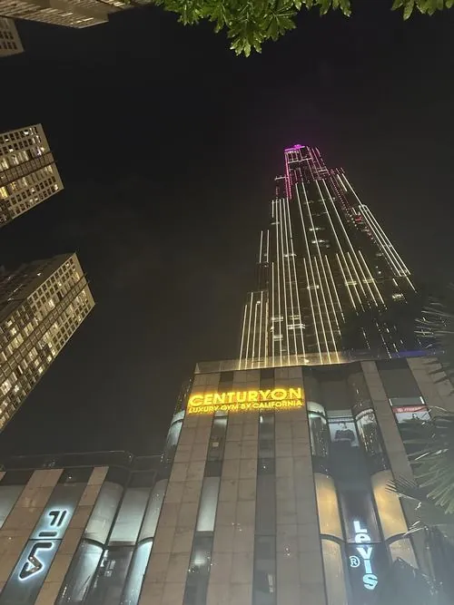 Cảnh tháp hiện lên giữa nền trời nhiều lớp mây xếp tầng, ánh sáng len qua từng khoảng tạo hiệu ứng chuyển sắc tự nhiên