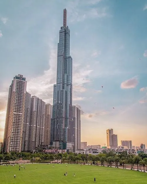 Một khoảnh khắc mưa nhẹ buổi chiều, mặt kính phản chiếu bầu trời xám tạo nên tổng thể dịu và trầm