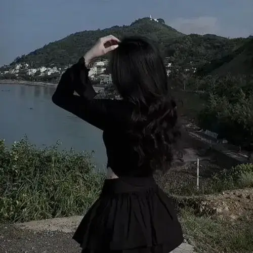 Thiếu nữ dùng hoa hồng đỏ che miệng trong studio ánh sáng neon, váy lấp lánh ngắn, tư thế đứng nghiêng đầy cá tính.