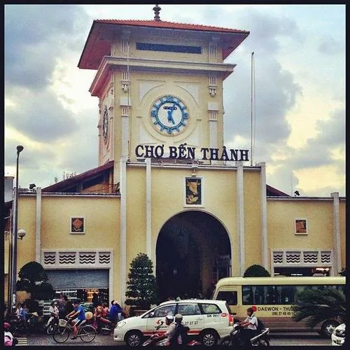 Các sạp hàng san sát nhau, người mua kẻ bán trao đổi nhanh gọn, khung cảnh bên trong chợ mang lại cảm giác gần gũi và rất đời thường của Sài Gòn