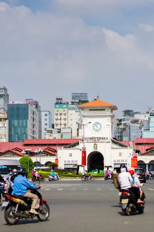 ảnh biểu tượng Sài Gòn ghi lại khung cảnh trước cổng với người bán hàng rong đứng chờ khách, tạo nên một lát cắt rất thật của đời sống thường ngày