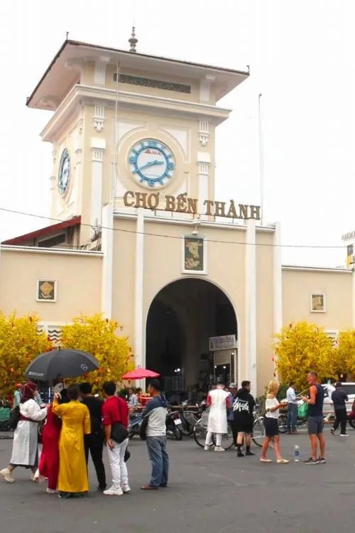 Nhìn từ xa, toàn bộ mặt tiền chợ hiện ra giữa giao lộ đông xe, các tòa nhà xung quanh làm nền cho một công trình mang đậm dấu ấn thời gian