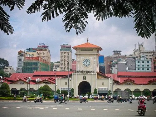 ảnh chợ trung tâm Sài Gòn chụp lúc trời nhiều mây, ánh sáng dịu làm màu sắc trở nên trầm hơn, phù hợp với phong cách ảnh retro nhẹ nhàng