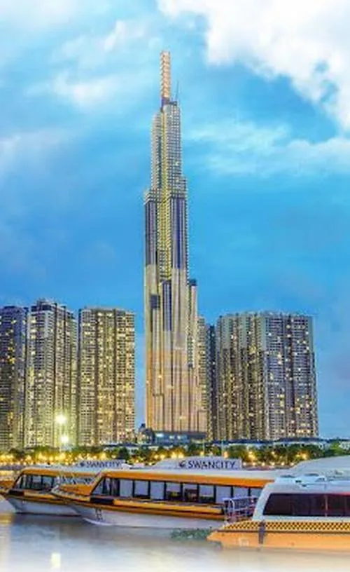 Một khoảnh khắc ánh nắng cuối ngày chỉ chiếu vào một phần thân tháp, tạo mảng sáng tối rõ ràng và rất cuốn mắt