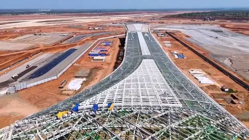 Góc chụp công trường lúc chiều muộn với ánh đèn vàng và xe thi công tạo nên khung cảnh cửa ngõ bầu trời Long Thành đang dần hoàn thiện, không khí vừa thực tế vừa hơi luxury