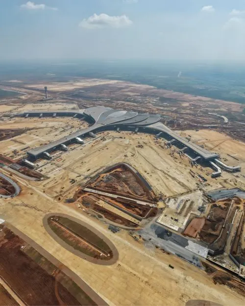 Từ trên cao thấy rõ mạng lưới đường băng đan xen khu đất trống đang san lấp, các tuyến đường nội bộ của siêu dự án hàng không Đồng Nai chạy dài tạo cảm giác rộng và khá đẹp