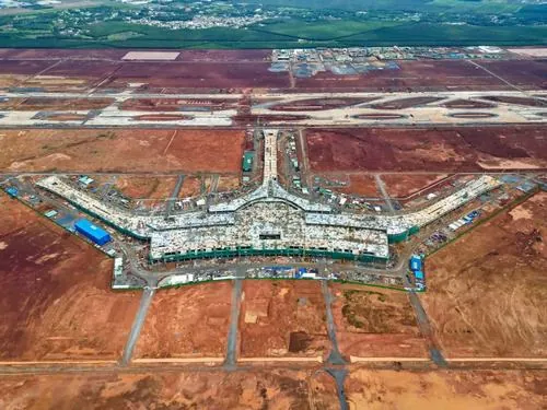 Một góc gần khu trung tâm cho thấy phần móng và hạ tầng kỹ thuật đã rõ hình, máy móc hoạt động liên tục khiến không khí công trường trông bận rộn và có phần đẹp theo kiểu thô