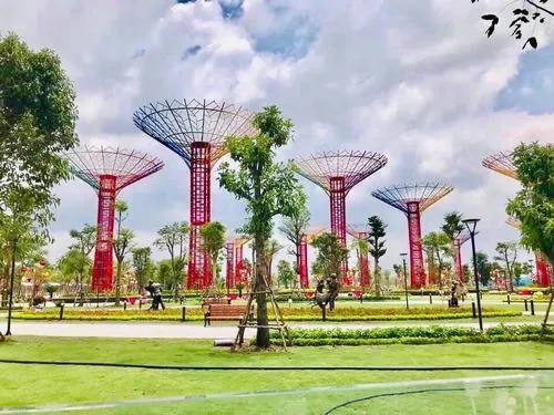 Khoảnh khắc ban ngày tại khu công viên với các trụ ánh sáng cao, nền trời xanh và thảm cỏ rộng tạo cảm giác mở và dễ chịu khi nhìn vào toàn cảnh khu đô thị Vin Quận 9