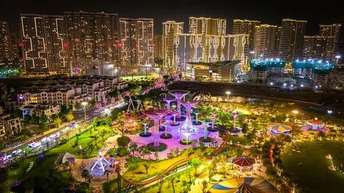 Ảnh khu đô thị chụp cảnh đông người vui chơi buổi tối, ánh đèn lung linh phủ khắp lối đi, tạo cảm giác nhộn nhịp của ảnh check in công viên ánh sáng 36ha