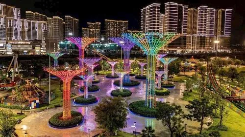 Một góc khác vào ban đêm với ánh sáng vàng dịu phản chiếu trên mặt nước, các tòa nhà phía xa lên đèn tạo chiều sâu cho ảnh đại diện khu dân cư Vinhomes hiện đại