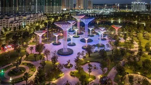 Ảnh đại đô thị ghi lại hàng cây ánh sáng nhiều màu sắc, thiết kế cao vút như nấm khổng lồ, người đi dạo bên dưới tạo cảm giác hiện đại và hơi hướng luxury