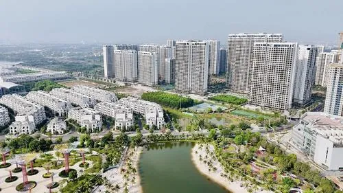 Ảnh khu dân cư chụp hồ nước lớn ở trung tâm với vòng tròn xanh nổi bật, xung quanh là các tòa nhà cao tầng tạo nên tổng thể đẹp và cân đối của khu đô thị Vin Quận 9