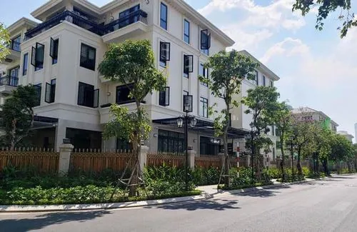 Ngôi nhà trắng với nhiều cửa sổ lớn nằm trong khu yên tĩnh, tổng thể căn hộ Vinhomes Quận 1 mang cảm giác sống luxury nhưng vẫn gần gũi