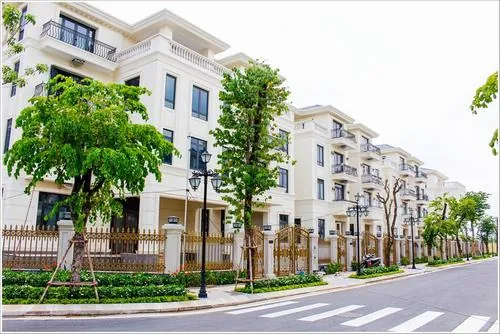 Dãy nhà phố hiện đại với ban công và cửa kính lớn, khung cảnh khu đô thị ven sông Sài Gòn mang cảm giác sống thoải mái