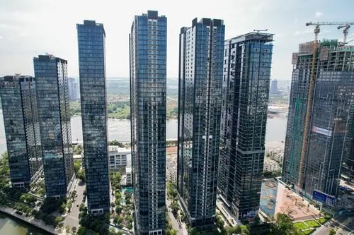 ảnh căn hộ cụm tháp cao tầng nhìn từ xa với khoảng sân rộng phía trước, bố cục gọn gàng tạo nên tổng thể khá sang trọng