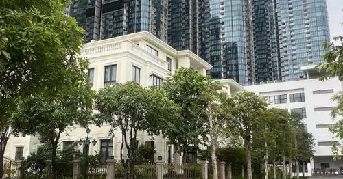 Một khu nhà thấp tầng với nhiều cửa sổ và mảng xanh xung quanh, không gian căn hộ Golden River trông yên tĩnh và dễ chịu