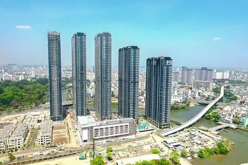 chung cư cao cấp toàn cảnh nhiều tòa tháp vươn lên giữa nền trời trong, góc chụp rộng giúp thấy rõ quy mô Vinhomes Ba Son rất ấn tượng