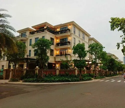 khu đô thị Ba Son căn biệt thự ven đường với mái ngói và cây xanh bao quanh, ánh sáng chiều làm không gian trông ấm và đẹp