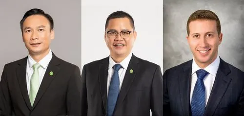 Ảnh nhân sự doanh nghiệp Nova ghi lại khoảnh khắc ba người đứng cạnh nhau trước khu văn phòng, ánh sáng tự nhiên làm gương mặt thêm tươi tắn