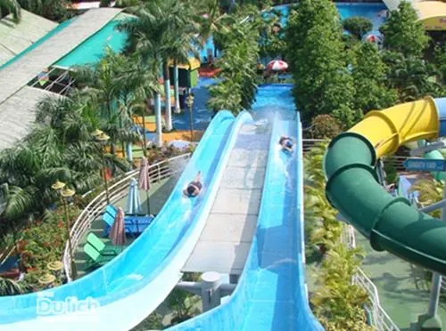 Một máng trượt trắng cao, hai người trượt song song xuống hồ, nước bắn lên mạnh tạo cảm giác cực đã và rõ nhịp chuyển động