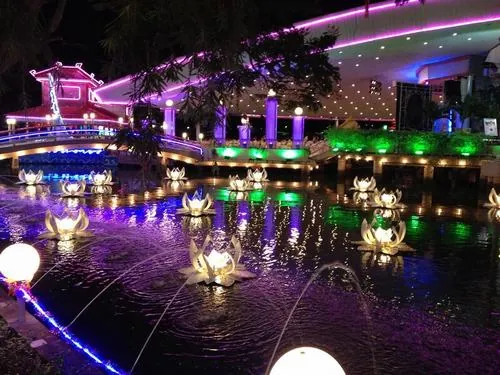 Khung cảnh buổi tối lung linh ánh đèn tím xanh, mặt nước phản chiếu ánh sáng tạo cảm giác sang trọng hiếm thấy tại công viên nước Hòa Bình