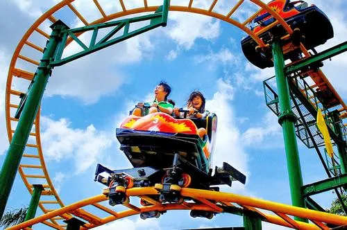 Tàu lượn nước dạng đường ray cong, nhóm bạn ngồi chung xe trượt xuống, khoảnh khắc được bắt lại đúng lúc cao trào