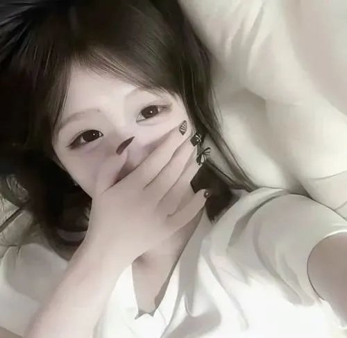 Gái đẹp ẩn mặt đứng ban công thành phố đêm dùng ly rượu che miệng, tóc xõa vai óng ả, áo vest oversize đen mạnh mẽ.